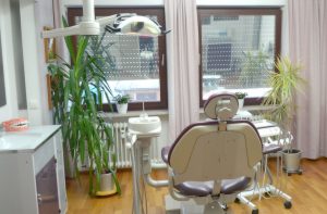 Behandlungszimmer Zahnarztpraxis Dr. Stinglhamer